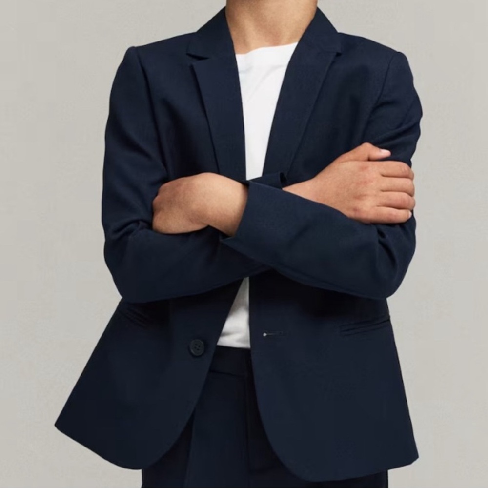 H&M Kids Navy Suit size 8-9. Used once